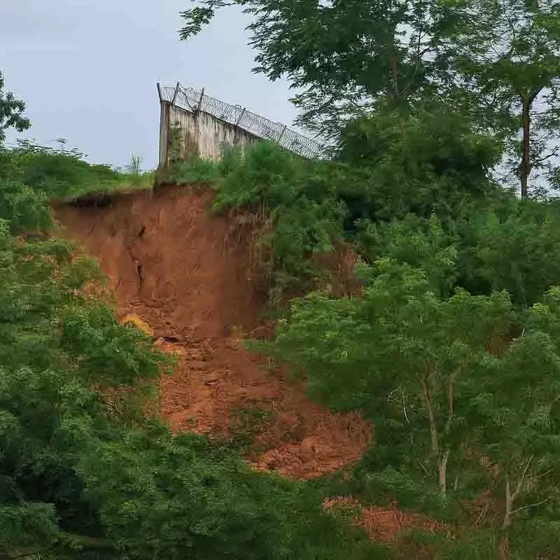 बारिश से Kangra हवाई अड्डे पर खतरा, चारदीवारी के खंभे गिरे बारिश से Kangra हवाई अड्डे पर खतरा, चारदीवारी के खंभे गिरे