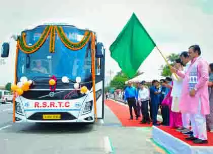 राजस्थान के CM ने 160 नई रोडवेज बसों को हरी झंडी दिखाई राजस्थान के CM ने 160 नई रोडवेज बसों को हरी झंडी दिखाई