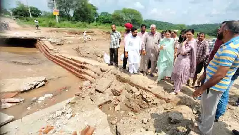 एक महीने में दो बार बिजली गुल, Mohali के 5 गांवों के निवासियों ने बुनियादी ढांचे में सुधार की मांग की एक महीने में दो बार बिजली गुल, Mohali के 5 गांवों के निवासियों ने बुनियादी ढांचे में सुधार की मांग की