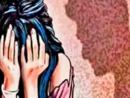 Karnataka: शिक्षक ने छात्रा को अश्लील फोटो दिखाकर धमकाया, किया बलात्कार Karnataka: शिक्षक ने छात्रा को अश्लील फोटो दिखाकर धमकाया, किया बलात्कार