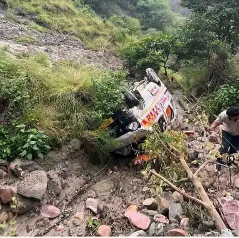 Una में एम्बुलेंस खाई में गिरने से 3 की मौत, 2 घायल Una में एम्बुलेंस खाई में गिरने से 3 की मौत, 2 घायल