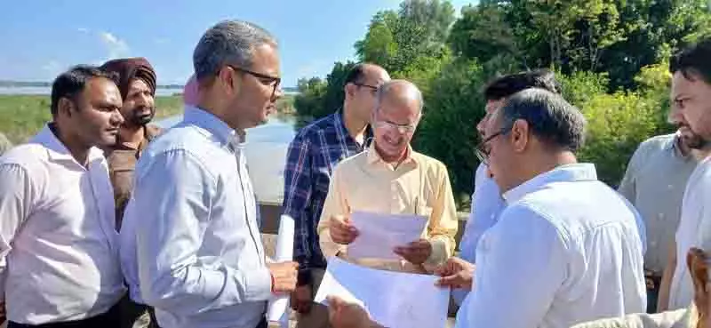 केंद्रीय टीम ने Tarn Taran में बाढ़ प्रभावित इलाकों का दौरा किया केंद्रीय टीम ने Tarn Taran में बाढ़ प्रभावित इलाकों का दौरा किया