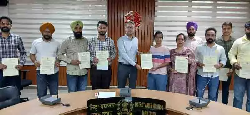Tarn Taran में सरकारी स्कूल के शिक्षकों को सम्मानित किया गया Tarn Taran में सरकारी स्कूल के शिक्षकों को सम्मानित किया गया