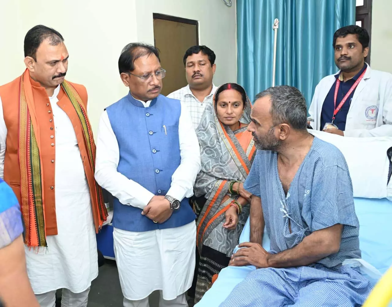 CM साय ने एम्स रायपुर में भर्ती विशंभर यादव का जाना कुशलक्षेम CM साय ने एम्स रायपुर में भर्ती विशंभर यादव का जाना कुशलक्षेम