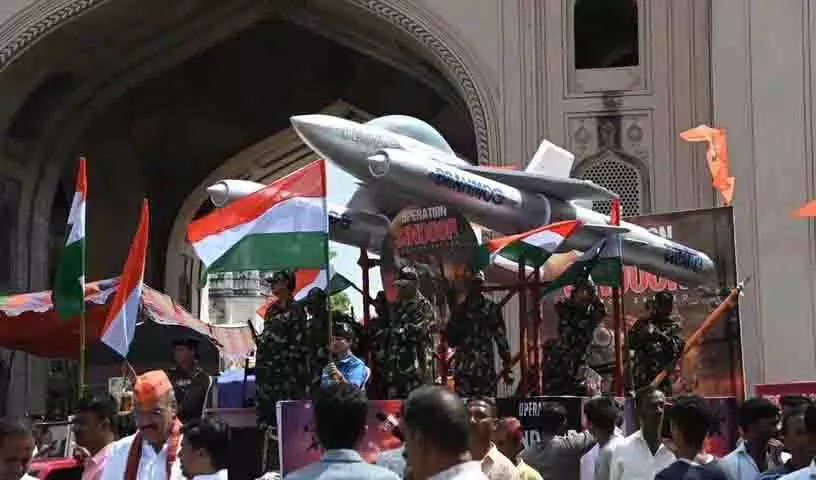 Hyderabad में गणेश विसर्जन के दौरान ऑपरेशन सिंदूर थीम वाले ट्रकों ने खींचा ध्यान Hyderabad में गणेश विसर्जन के दौरान ऑपरेशन सिंदूर थीम वाले ट्रकों ने खींचा ध्यान