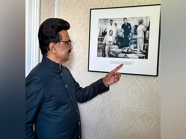 तमिलनाडु के CM स्टालिन ने लंदन में बीआर अंबेडकर हाउस का किया दौरा तमिलनाडु के CM स्टालिन ने लंदन में बीआर अंबेडकर हाउस का किया दौरा