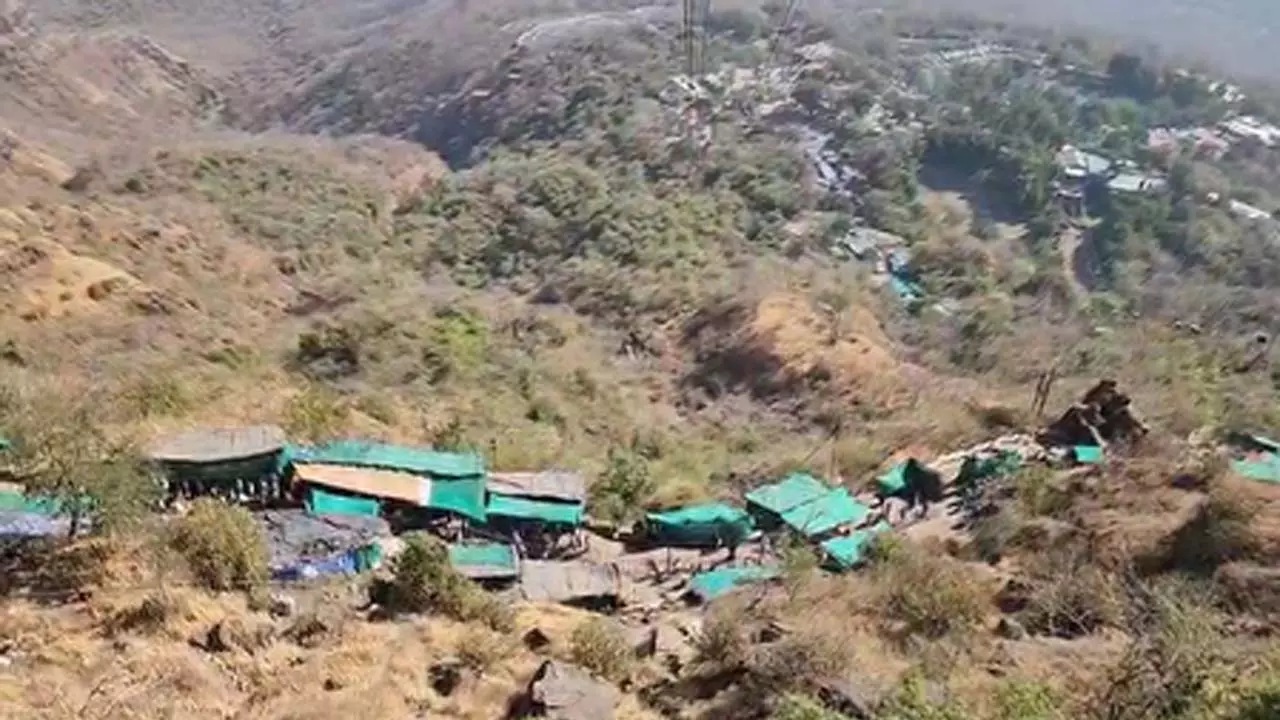 पावागढ़ मंदिर में भीषण हादसा, रोपवे ट्रॉली टूटने से 6 की मौत, 4 घायल पावागढ़ मंदिर में भीषण हादसा, रोपवे ट्रॉली टूटने से 6 की मौत, 4 घायल