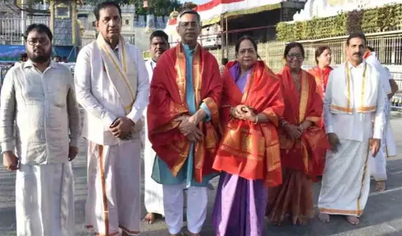 उच्च न्यायालय के मुख्य न्यायाधीश Aparesh Kumar Singh ने तिरुमाला मंदिर का दौरा किया उच्च न्यायालय के मुख्य न्यायाधीश Aparesh Kumar Singh ने तिरुमाला मंदिर का दौरा किया