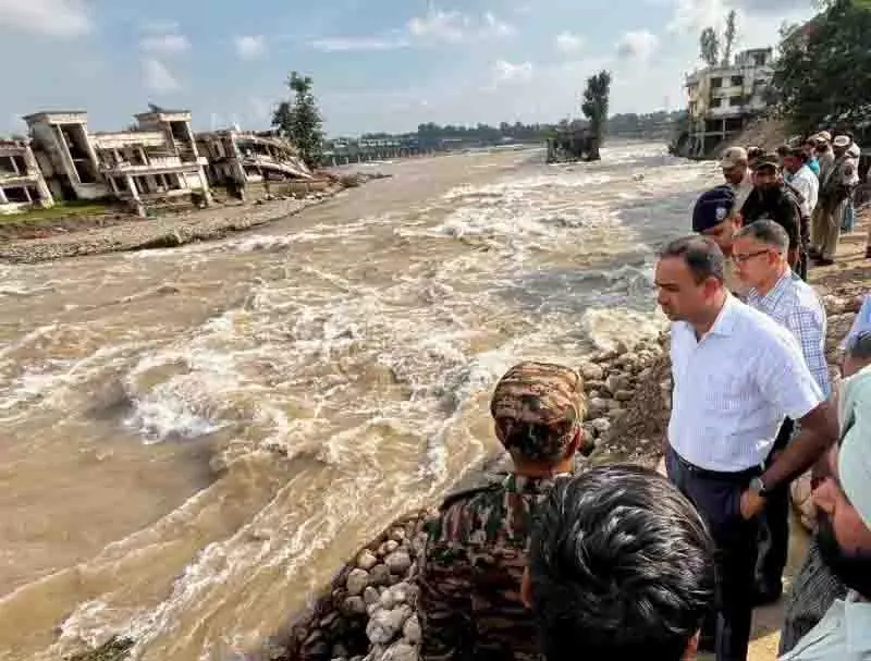 Lakhanpur: मंडलायुक्त जम्मू ने तटबंध पर जारी सुरक्षा कार्यों का किया निरीक्षण Lakhanpur: मंडलायुक्त जम्मू ने तटबंध पर जारी सुरक्षा कार्यों का किया निरीक्षण