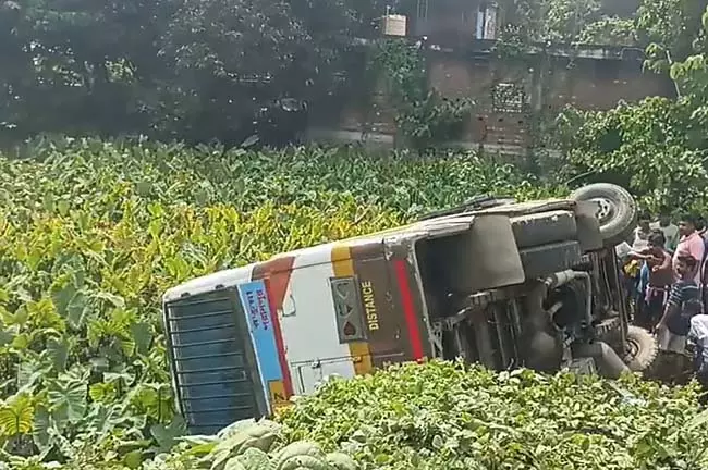 Malda-Ratua राज्य राजमार्ग पर सड़क दुर्घटना में 1 की मौत, 30 घायल Malda-Ratua राज्य राजमार्ग पर सड़क दुर्घटना में 1 की मौत, 30 घायल