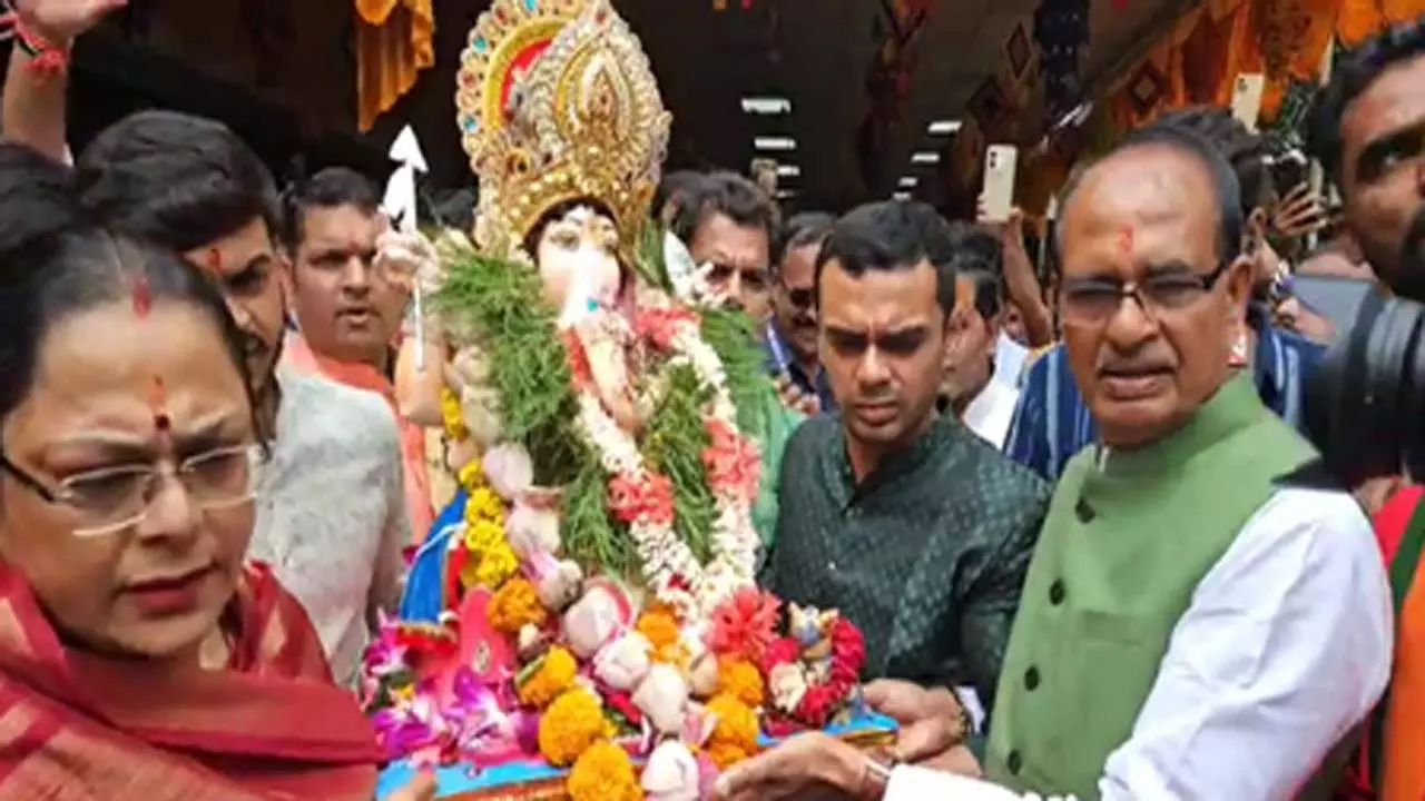 शिवराज सिंह चौहान ने परिवार संग भोपाल में किया गणेश विसर्जन शिवराज सिंह चौहान ने परिवार संग भोपाल में किया गणेश विसर्जन