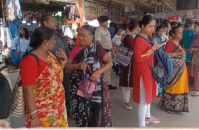 Baruipur स्टेशन पर महिला ने टिकट मांगते हुए टीटीई पर गर्म पानी की बोतल फेंकी, हंगामा Baruipur स्टेशन पर महिला ने टिकट मांगते हुए टीटीई पर गर्म पानी की बोतल फेंकी, हंगामा
