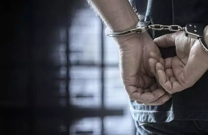 चौरंगी मोड़ लॉज में धड़ल्ले से चल रहा था सेक्स रैकेट? 1 गिरफ्तार चौरंगी मोड़ लॉज में धड़ल्ले से चल रहा था सेक्स रैकेट? 1 गिरफ्तार