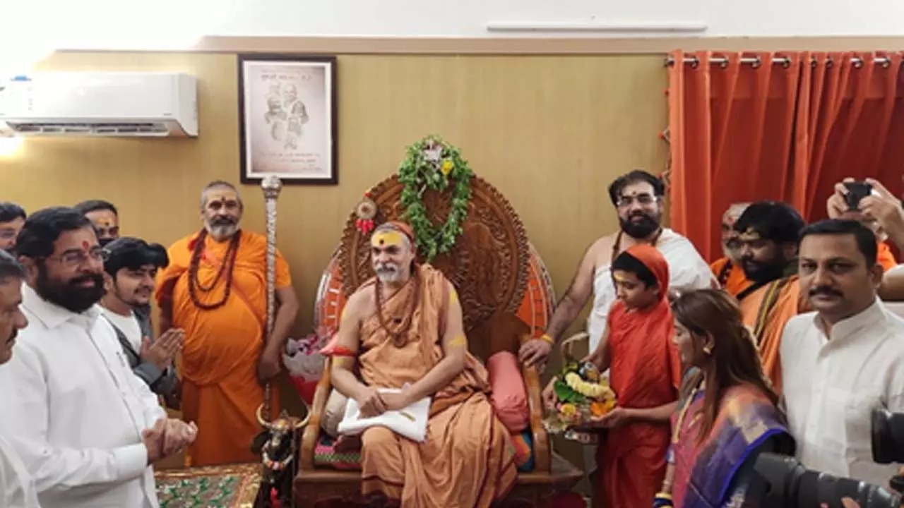 उपमुख्यमंत्री एकनाथ शिंदे ने बोरीवली में स्वामी अविमुक्तेश्वरानंद से की मुलाकात उपमुख्यमंत्री एकनाथ शिंदे ने बोरीवली में स्वामी अविमुक्तेश्वरानंद से की मुलाकात