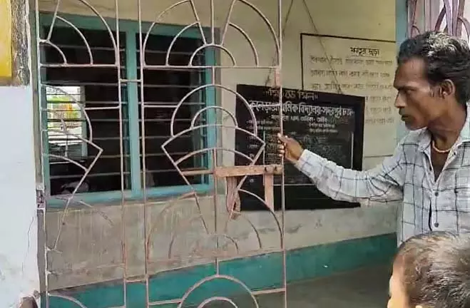 स्कूल में प्रधानाध्यापक को हिरासत में लिए जाने के खिलाफ विरोध प्रदर्शन स्कूल में प्रधानाध्यापक को हिरासत में लिए जाने के खिलाफ विरोध प्रदर्शन