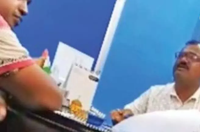 प्रधान द्वारा आवास के लिए पैसे मांगने का वीडियो वायरल प्रधान द्वारा आवास के लिए पैसे मांगने का वीडियो वायरल