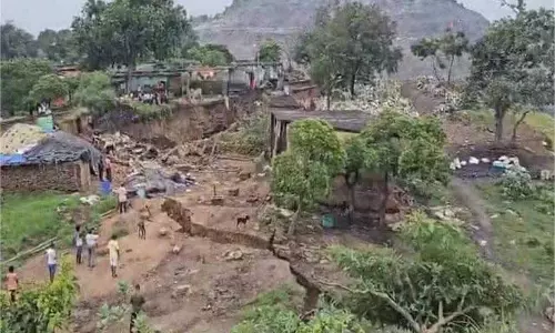 Jharkhand: 400 फीट गहरी खाई में गिरी वैन, 6 मजदूरों की दर्दनाक मौत Jharkhand: 400 फीट गहरी खाई में गिरी वैन, 6 मजदूरों की दर्दनाक मौत