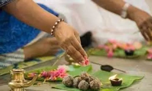 Pitru Paksha 2025: चंद्र ग्रहण के साथ शुरू होगा पितृ पक्ष , कब और कैसे करें पितरों को जल अर्पित