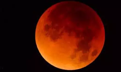 Chandra Grahan 2025: रविवार को लग रहा है चंद्र ग्रहण, एक दिन पहले निपटा लें तुलसी से जुड़े ये काम