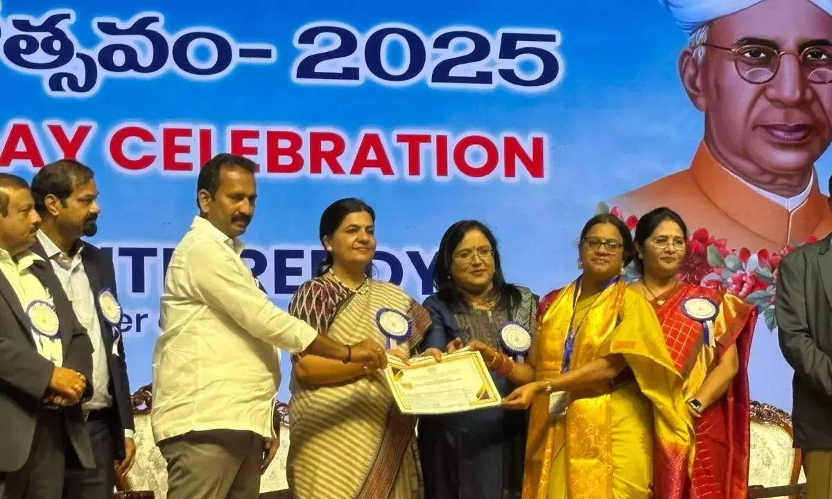 डॉ. गीतांजलि को सर्वश्रेष्ठ शिक्षक का पुरस्कार मिला