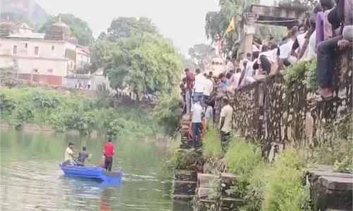 MP News: मछलियों को खाना खिलाते समय हुए हादसे में युवक की मौत MP News: मछलियों को खाना खिलाते समय हुए हादसे में युवक की मौत