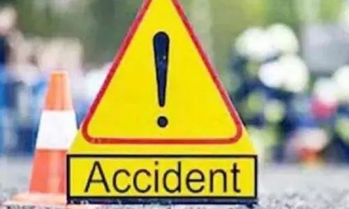 Hazaribagh:तेज रफ्तार ट्रक ने बाइक सवार 2 लोगों को कुचला Hazaribagh:तेज रफ्तार ट्रक ने बाइक सवार 2 लोगों को कुचला
