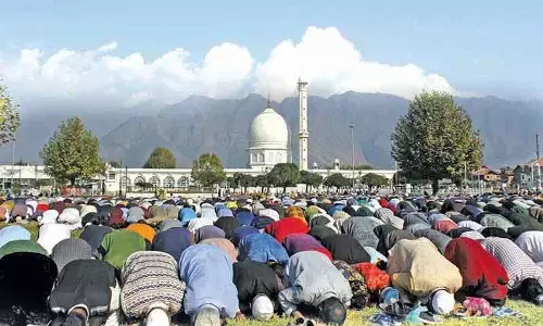 ईद मिलादुन्नबी पर हजरतबल दरगाह में अदा की गई नमाज ईद मिलादुन्नबी पर हजरतबल दरगाह में अदा की गई नमाज