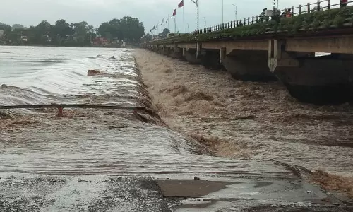 Bhopal: भारी बारिश से नदियां उफान पर, तीन शहरों में स्कूल बंद Bhopal: भारी बारिश से नदियां उफान पर, तीन शहरों में स्कूल बंद
