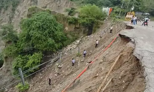 एम्बुलेंस खाई में गिरी, 3 की मौत, 2 घायल