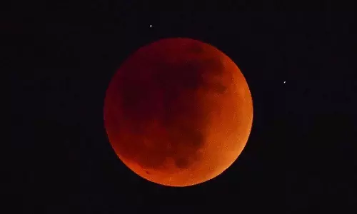 Lunar Eclipse upay: आर्थिक तंगी और खराब स्वास्थ्य से हैं परेशान तो चंद्र ग्रहण के दौरान करें ये उपाय