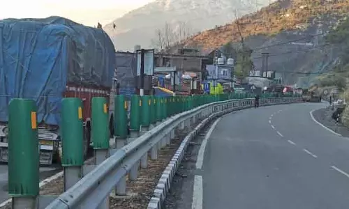 मुगल रोड और एसएसजी हल्के वाहनों के लिए खुले, जम्मू-श्रीनगर हाईवे बंद