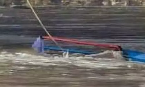 Lakhimpur Kheri :20 लोगों से भरी नाव पलटी, बाढ़ में बह गए पिता-पुत्री