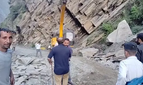 लैंडस्लाइड से एनएच और भरमौर की सड़कें बंद, यातायात प्रभावित