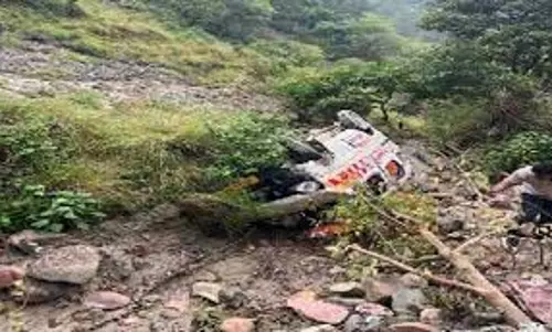 Himachal: एंबुलेंस खाई में गिरी, तीन लोगों की मौत, दो घायल Himachal: एंबुलेंस खाई में गिरी, तीन लोगों की मौत, दो घायल