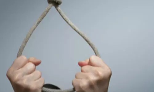 पंचायत सचिव ने पेड़ में किया सुसाइड