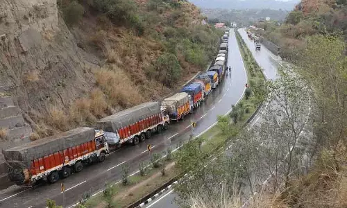 होटल खाली, फल सड़ रहे: दोहरी मार से कश्मीर की अर्थव्यवस्था बेहाल होटल खाली, फल सड़ रहे: दोहरी मार से कश्मीर की अर्थव्यवस्था बेहाल