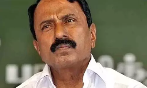 समय सीमा के साथ ईपीएस को चुनौती देने के बाद सेनगोट्टैयान को AIADMK के पदों से हटा दिया गया