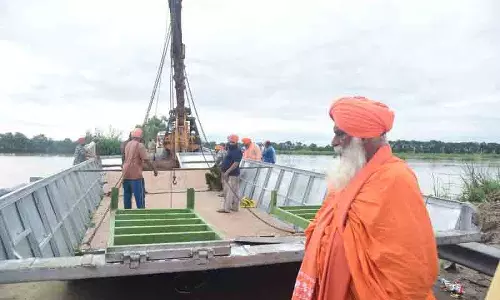 राज्यसभा MP Seechewal ने बाढ़ प्रभावित किसानों को बचाने के लिए नाव चलाई राज्यसभा MP Seechewal ने बाढ़ प्रभावित किसानों को बचाने के लिए नाव चलाई