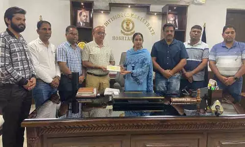 शिक्षकों और संस्थाओं ने Hoshiarpur में बाढ़ प्रभावित परिवारों को सहायता प्रदान की