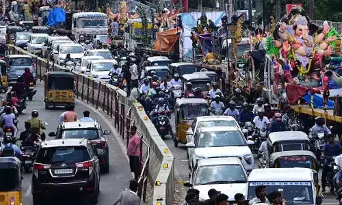 चंद्रग्रहण से पहले विसर्जन के लिए Hussain Sagar में सैकड़ों गणेश प्रतिमाएं कतार में खड़ी चंद्रग्रहण से पहले विसर्जन के लिए Hussain Sagar में सैकड़ों गणेश प्रतिमाएं कतार में खड़ी