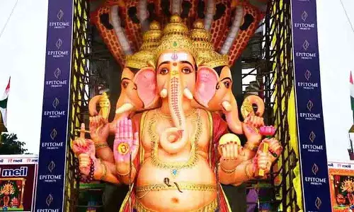 Khairatabad गणेश शोभा यात्रा कड़ी सुरक्षा के साथ शुरू Khairatabad गणेश शोभा यात्रा कड़ी सुरक्षा के साथ शुरू