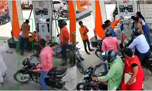 UP: पेट्रोल पंप पर महिला का हंगामा, कर्मचारी पर बोतल से हमला UP: पेट्रोल पंप पर महिला का हंगामा, कर्मचारी पर बोतल से हमला