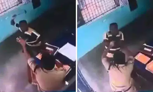 Andhra Pradesh: हेड वार्डर पर हमला कर चोडावरम जेल से दो कैदी फरार Andhra Pradesh: हेड वार्डर पर हमला कर चोडावरम जेल से दो कैदी फरार