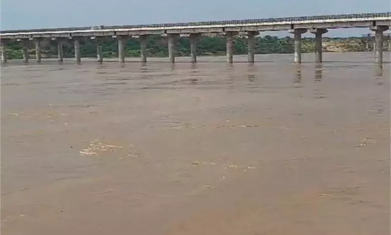Bhopal: नदियों के उफान से MP में खतरा बढ़ा Bhopal: नदियों के उफान से MP में खतरा बढ़ा
