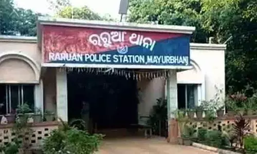 Mayurbhanj में हथियारबंद लुटेरों ने बंदूक की नोक पर दुकानदार से 1 लाख रुपये लूटे Mayurbhanj में हथियारबंद लुटेरों ने बंदूक की नोक पर दुकानदार से 1 लाख रुपये लूटे