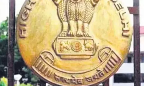 कोविड ड्यूटी में मृत प्रिंसिपल के परिजनों को ₹1 करोड़ मुआवजा: हाईकोर्ट कोविड ड्यूटी में मृत प्रिंसिपल के परिजनों को ₹1 करोड़ मुआवजा: हाईकोर्ट