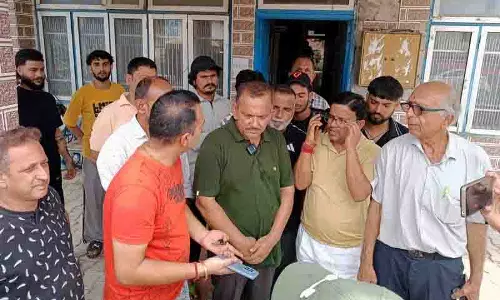 जल संकट से जुड़ी एक लड़के की मौत के बाद Nurpur में विरोध प्रदर्शन जल संकट से जुड़ी एक लड़के की मौत के बाद Nurpur में विरोध प्रदर्शन
