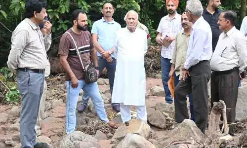 वर्तमान के विरुद्ध, Jal Shakti कर्मचारियों के साहसिक मरम्मत कार्य से आपूर्ति बहाल वर्तमान के विरुद्ध, Jal Shakti कर्मचारियों के साहसिक मरम्मत कार्य से आपूर्ति बहाल