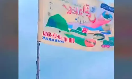 हनुमान जी के झंडे के ऊपर मुस्लिम झंडा लगाने पर गांव में तनाव, फोर्स की तैनाती