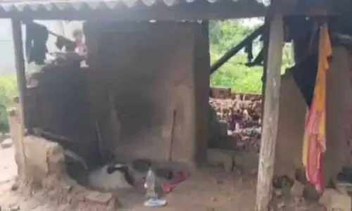 Ghasipura: घर की दीवार गिरने से नाबालिग की मौत, दो घायल Ghasipura: घर की दीवार गिरने से नाबालिग की मौत, दो घायल